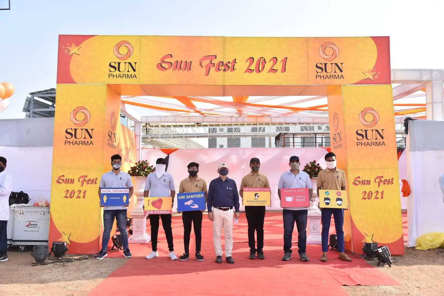 Man in suit speaking at podium with ITT logo on podium